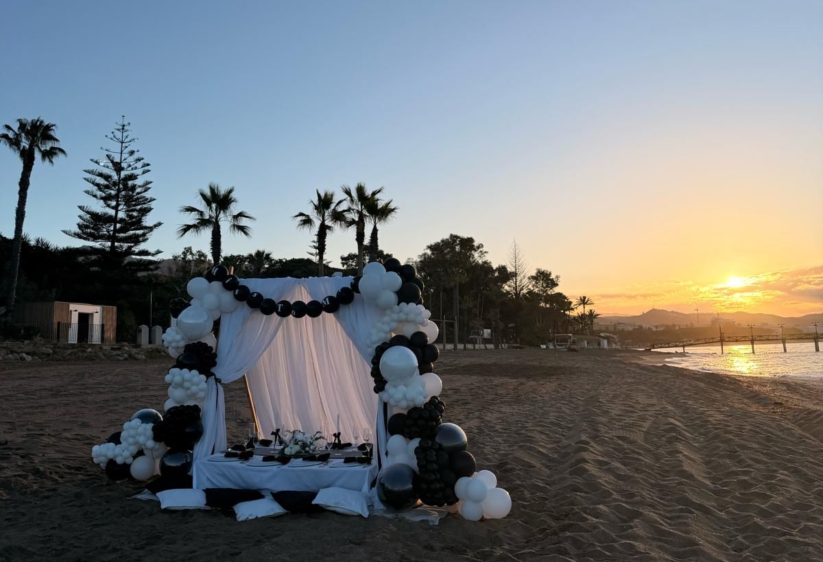 Celebración de lujo en la playa al atardecer, Party on a Cloud España